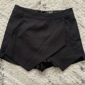 Asymmetrical shorts/skort